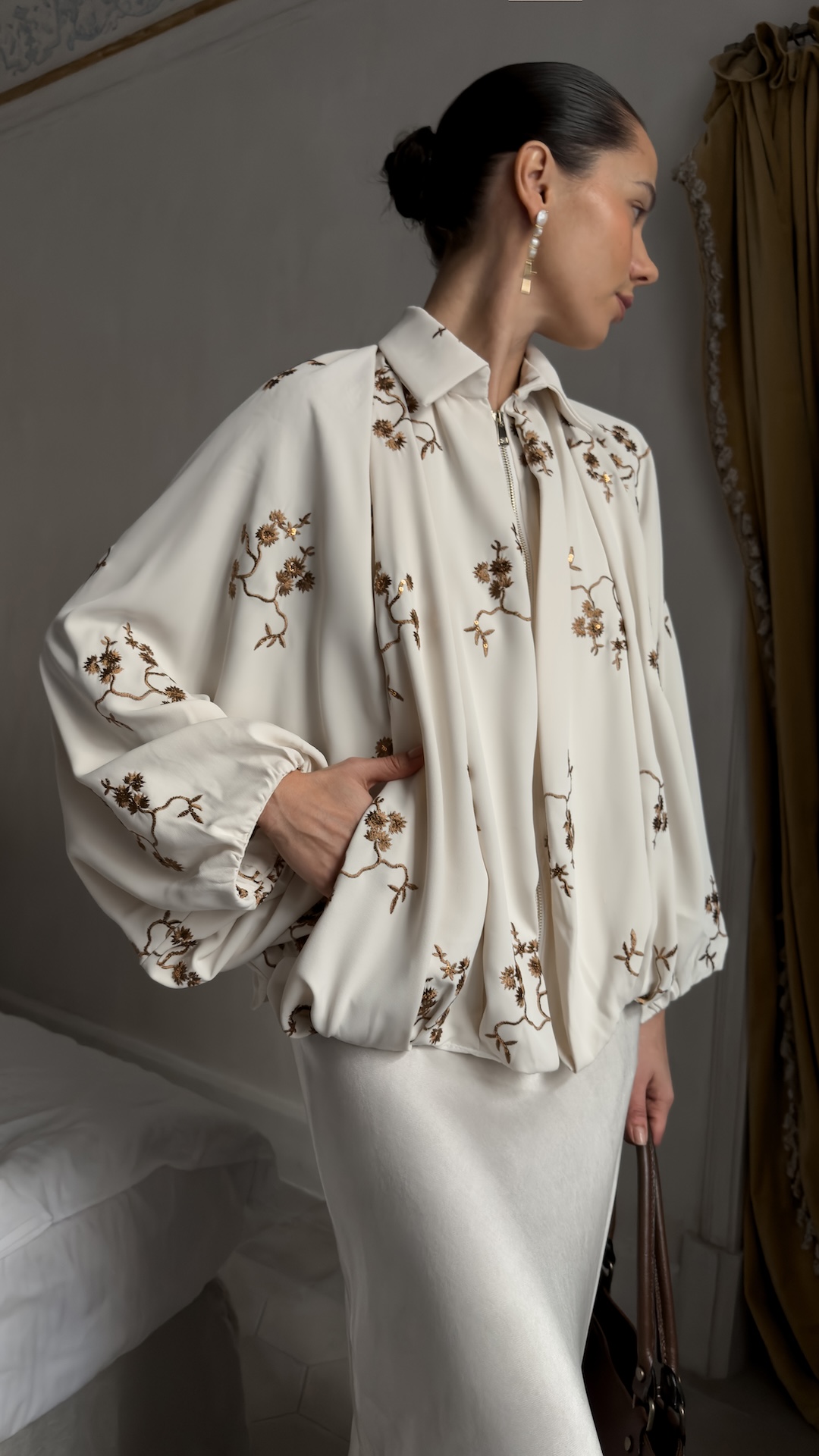 Бомбер с широкими рукавами