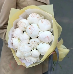 Букет белых пионов