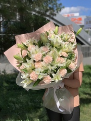 Букет мега из лилий и диантусов