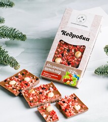 Шоколад молочный "с Фундуком, клубникой и черникой" / Кедровка / 100 гр / Солнечная Сибирь