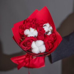 Букет цветов 9 роз Кения 40 см с хлопком в пленке красные