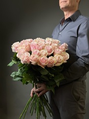 Розовые розы сорт «Пинк Мондиаль» (Эквадор)