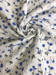 Муслин принт цветы голубые на молочном D92