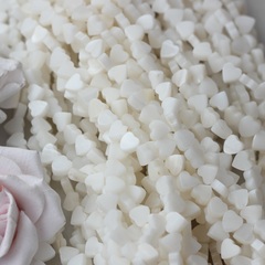 Перламутр натуральный, матовый, в форме сердца 7 мм, 1 нить ПР104