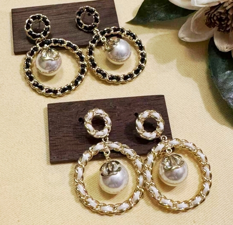 Серьги CHANEL с круглыми подвесками вставки из черной/молочной кожи