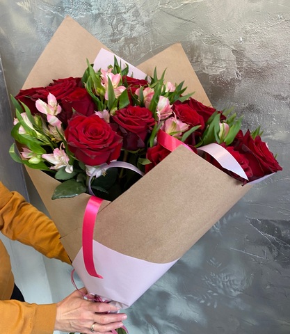 Букет из роз и альстромерии