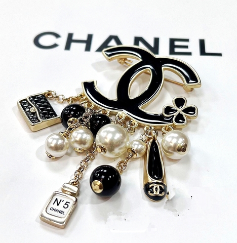 Б056- Брошь в форме логотипа style by CHANEL с подвесками