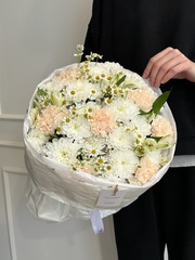 Букет из хризантемы, диантусов, ромашки и альстромерии