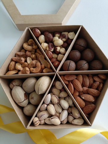 Коробка с орехами ассорти