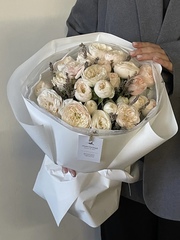 Букет из кустовой пионовидной розы и лаванды