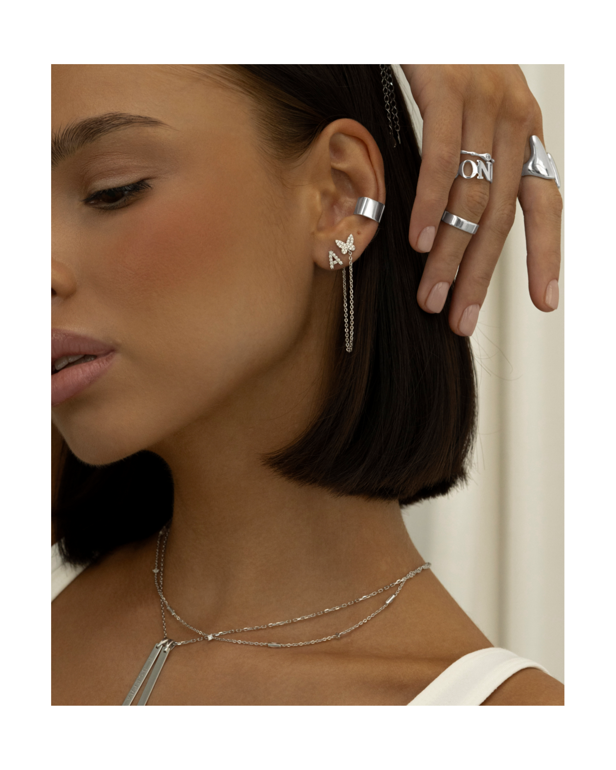 Серьги-гвоздики Буква А