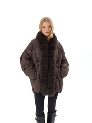Шоколадный пуховик-летучая мышь с меховым воротником