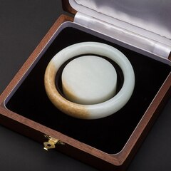 Браслет сплошной из бело-медового нефрита.