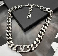 53234-kole-cep-krupnaya-v-stile-valentino-cvet-serebro