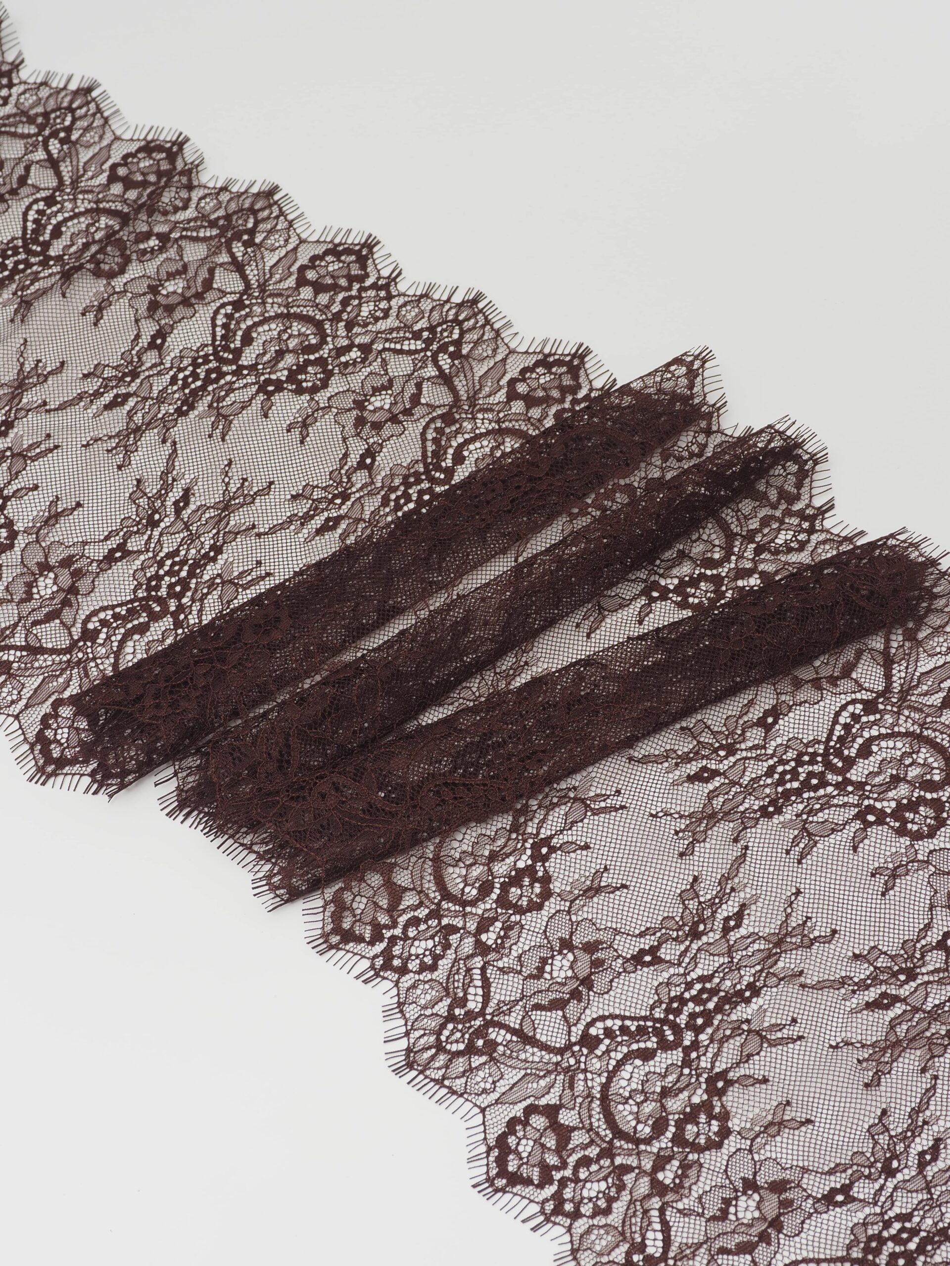 Кружево шантильи горький шоколад неэластичное ширина 23 см длина 1.45 м
