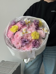 Букет из хризантемы в розовом оттенке, диантусов, ирисов и лизиантуса