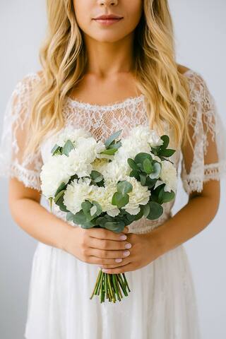 Букет невесты из белых диантусов и эвкалипта