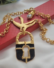 Колье ЗАМОК в клюве птицы в стиле Schiaparelli с черной эмалью