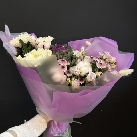 Букет из брассики, сантини и зефирных хризантем