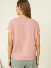 Футболка с V-вырезом и цельнокроеным рукавом из премиального хлопка  D49.100 (120031)