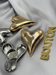 Накладка на пуговицу серебристая в форме массивного сердца