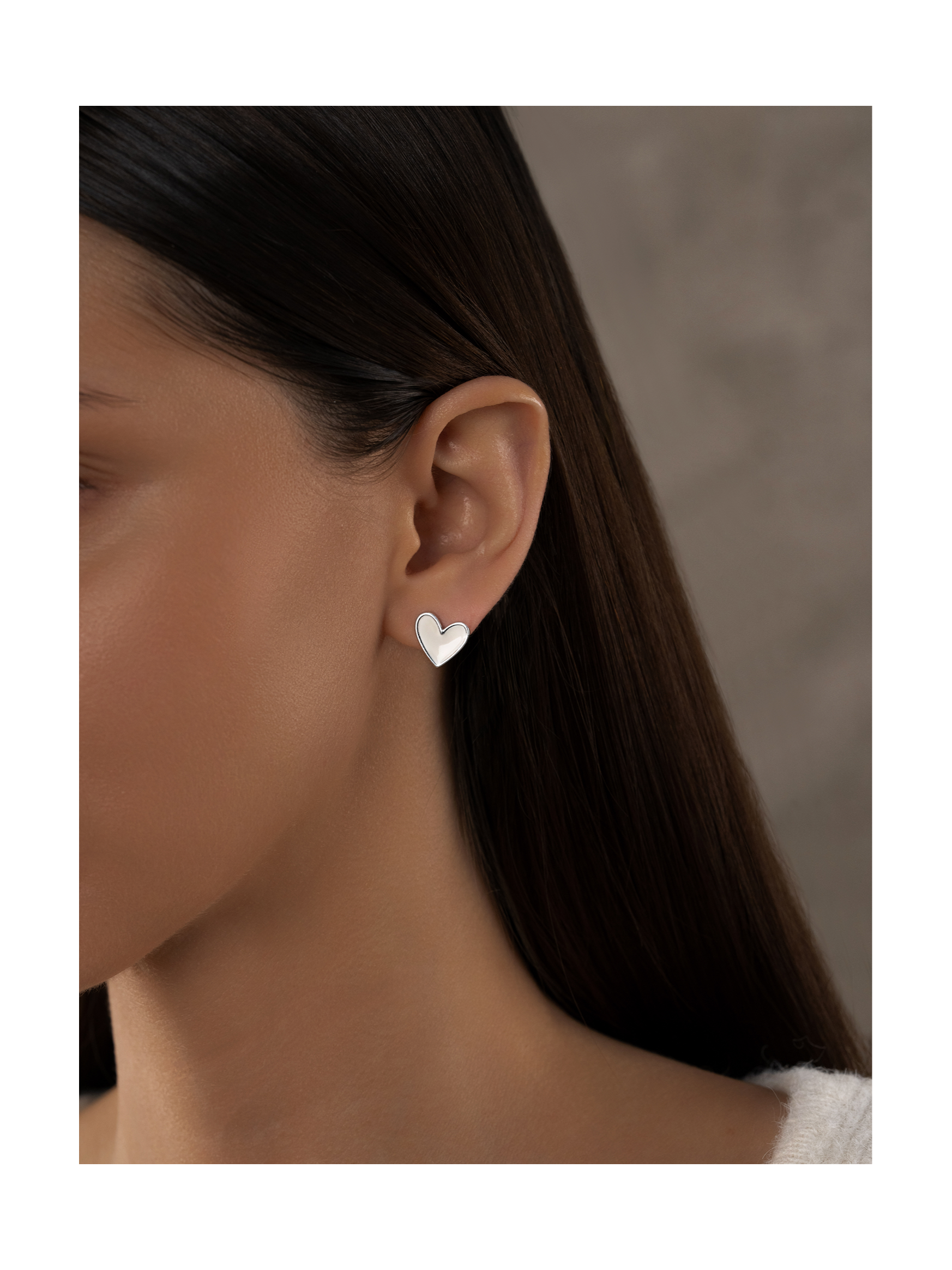 Серьги-гвоздики Сердце с белой эмалью