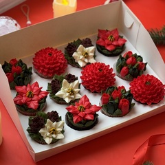 Бокс из 12 цветочных новогодних капкейков - чизкейков