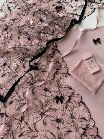 Вышивка на сетке розовая/черная 23 см