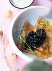 БЛИНЫ Б\Г С "ЧЕРНОЙ ИКРОЙ", КЕШЬЮ СМЕТАНОЙ И МИКРО-ЗЕЛЕНЬЮ