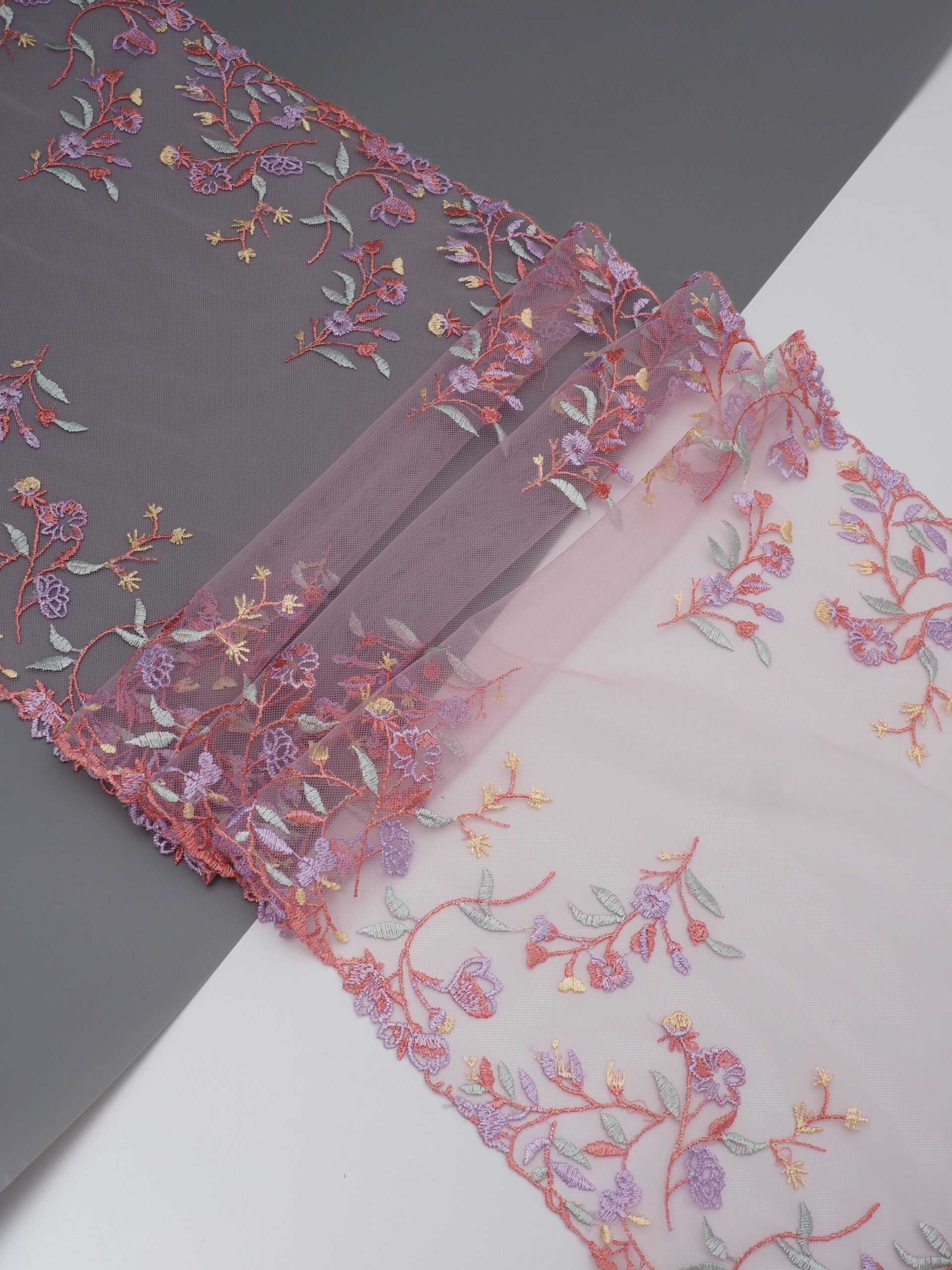 Вышивка на сетке светло-розовая с мультиколор широкое неэластичная ширина 31 см