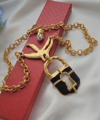 Колье ЗАМОК в клюве птицы в стиле Schiaparelli с черной эмалью