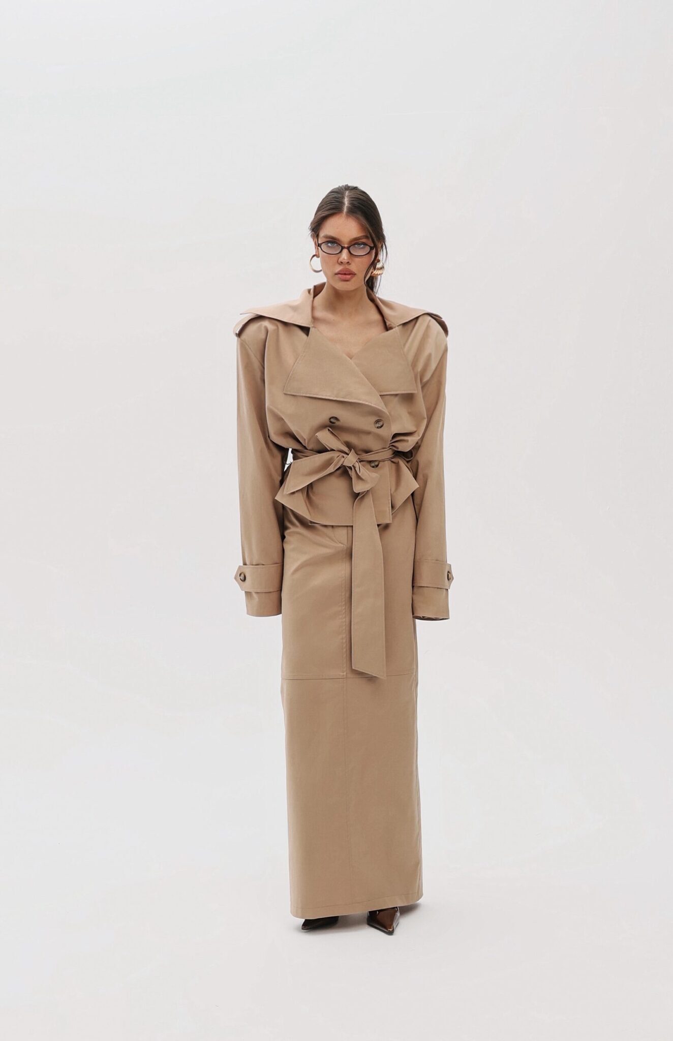 Укороченный тренч с объемными плечами песочный