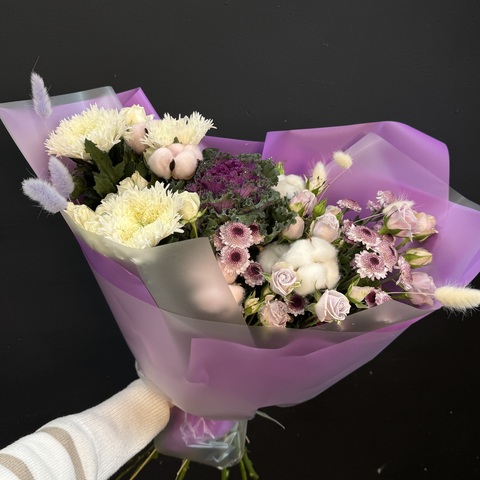 Букет из брассики, сантини и зефирных хризантем