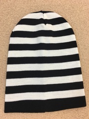 Зимняя двухслойная удлиненная шапочка с полосками. Черно-белые полоски одинакового размера.