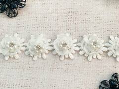 Кружево плетеное с жемчугом и стразой, ш. 3,5 см.