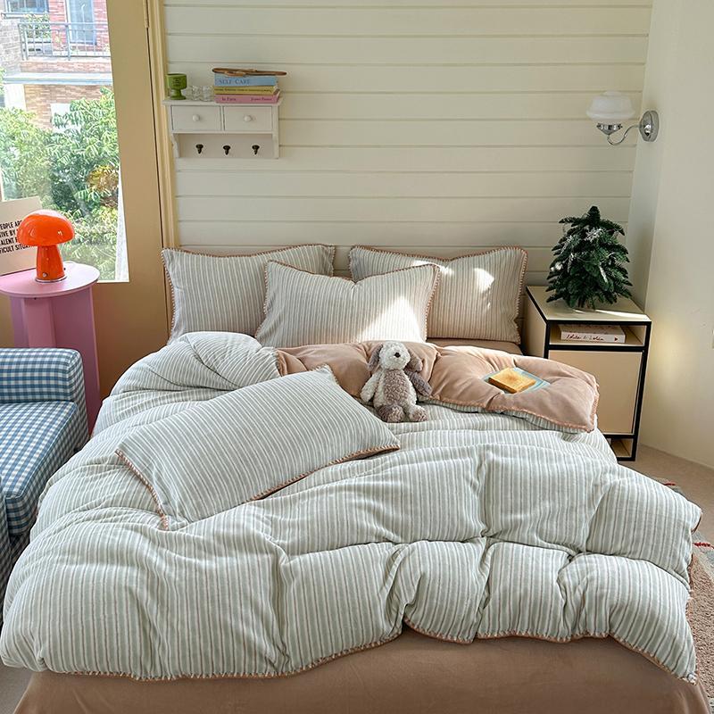 Постельное белье ЕВРО (двуспалка) Велюр Беж с серым в полоску