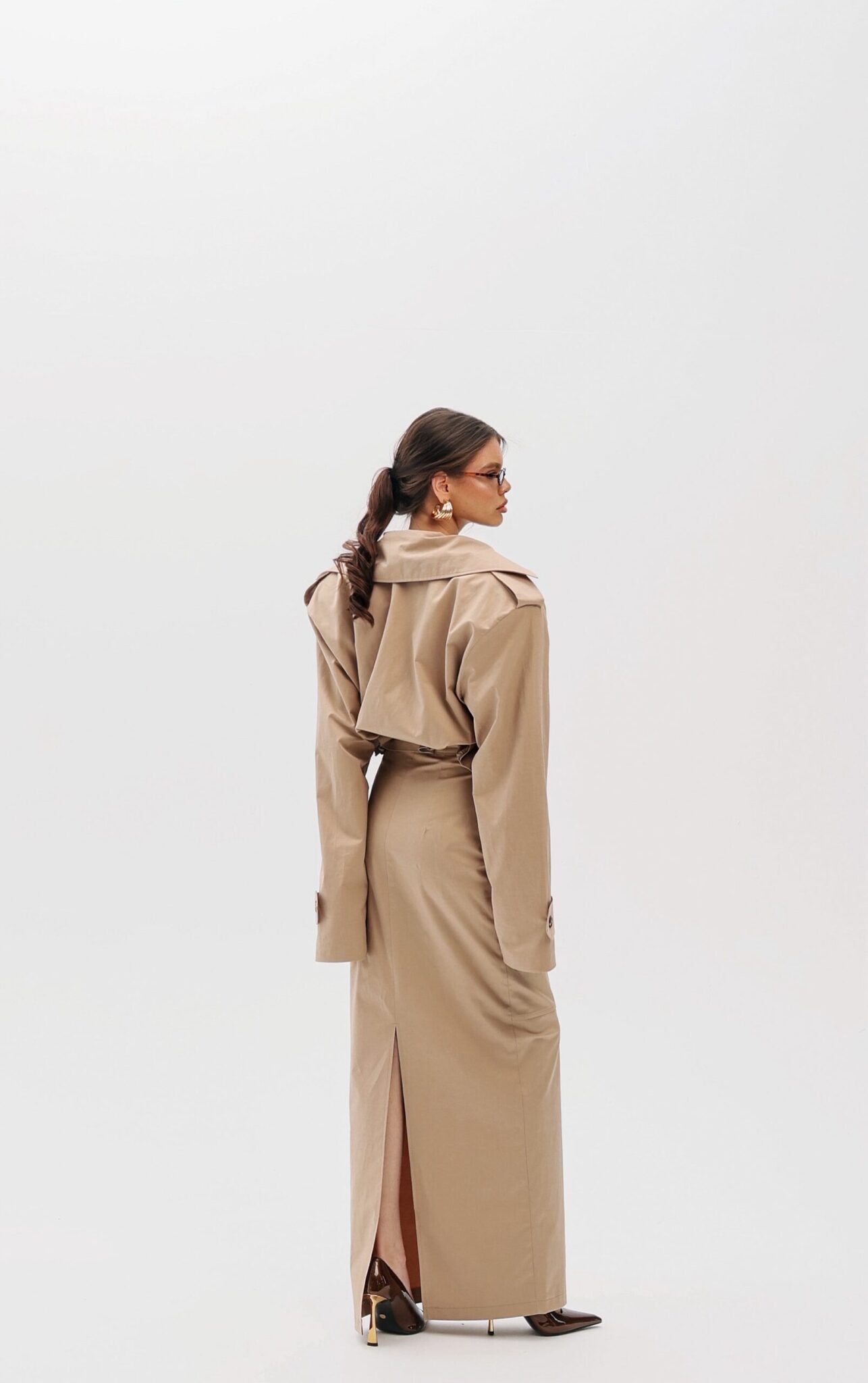 Укороченный тренч с объемными плечами песочный