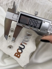 Серебристые ответные части для установочных кнопок с прослойкой