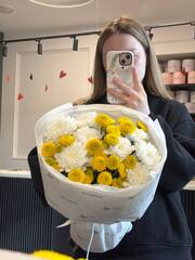 Букет из хризантемы в желтом и белом оттенке