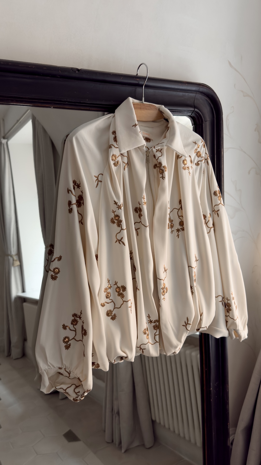 Бомбер с широкими рукавами