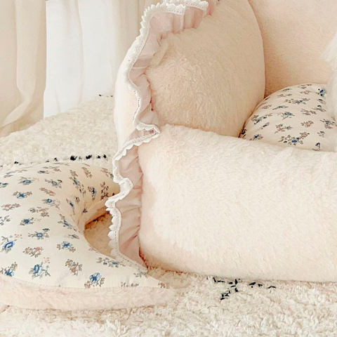 2067 Лежанка прямоугольная, кремовая, оборка по верху, принт голубые цветочки PREMIUM (чехлы съёмные) + подушечка Луна в комплекте
