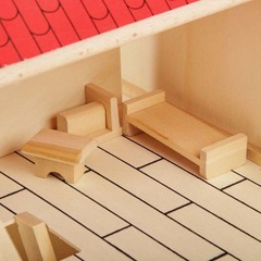 Игрушечный деревянный дом с набором для раскрашивания и клеем