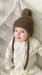 Шапка вязаная на завязках с помпоном (кофе)