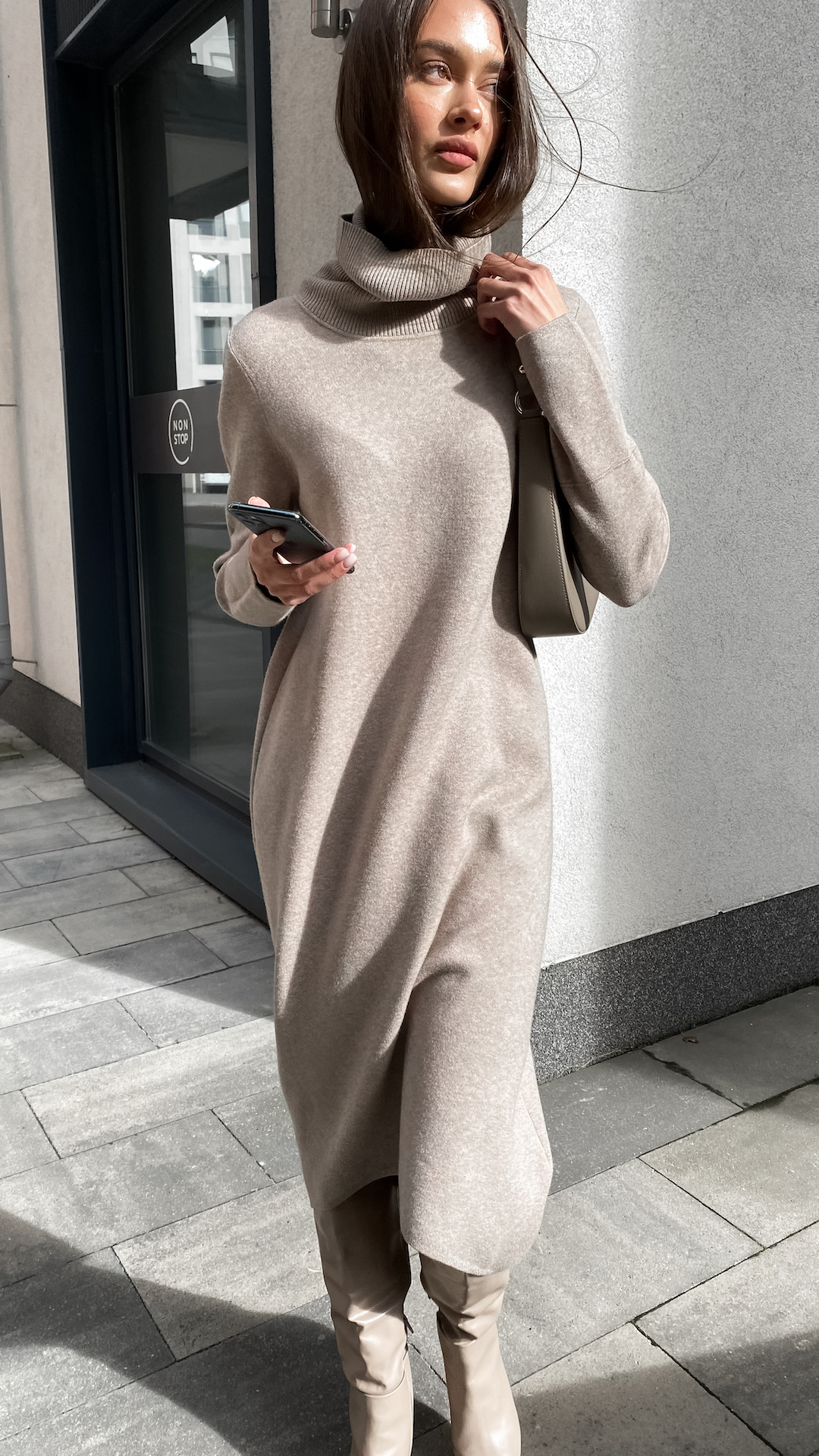 Трикотажное платье в стиле oversize с гольф-горлом