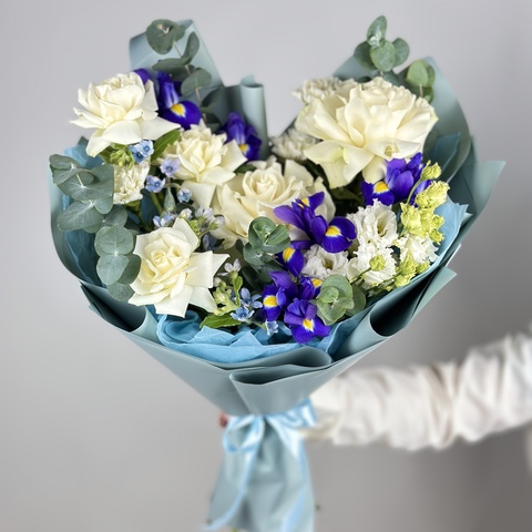 Авторский букет с ирисами и розами