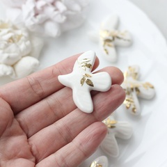 Подвеска фарфоровая Птичка (белый с золотом) 34*42 мм S038