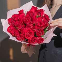 Букет 25 роз Кения 40 см в пленке розовые