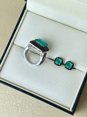 40065- Роскошное кольцо из серебра с кварцем цвета параиба и черными микроцирконами