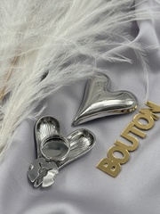 Накладка на пуговицу серебристая в форме массивного сердца