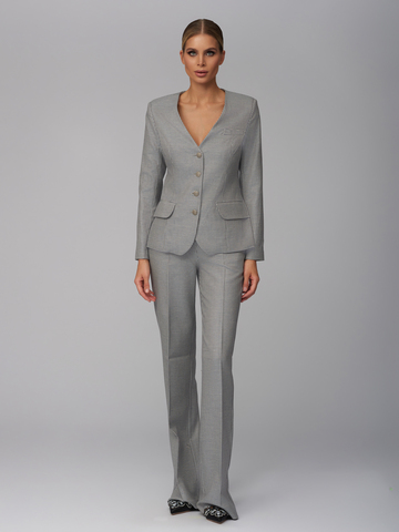 Женский серый костюм в клетку без воротника